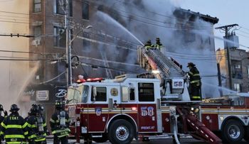 Fuego deja 14 heridos y varias familias sin hogar en el Bronx