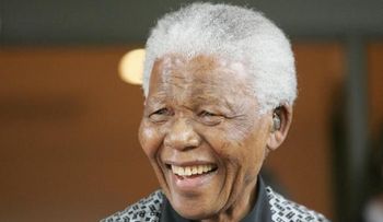 Mandela sale del hospital, pero seguirá bajo cuidados intensivos en su casa