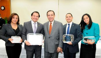 Banco Central entrega premios a ganadores Concurso de Economía 2015