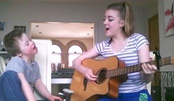 Video de una joven y su hermanito con síndrome de Down conmueve en Facebook