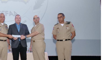 Defensa inicia entrega del "Cheque Sueldo por Año" a militares retirados