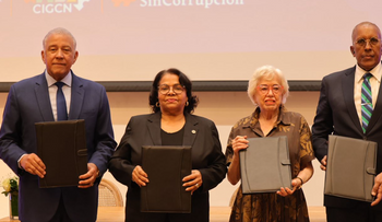 Contralor firma compromiso contra la corrupción