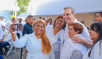 Presidente Abinader califica como "ejemplos en el mundo" a empleados del sector salud