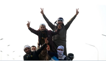 Afganistán lanza ofensiva y eleva a 250 las bajas de Pakistán