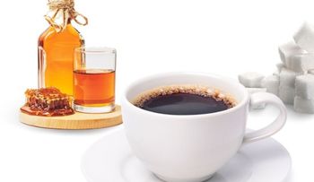 Endulzar el café con un poquito de miel para iniciar el día