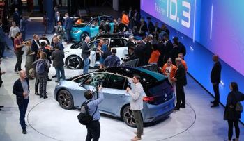 Ventas de autos eléctricos en Europa crecen 33,7% en el primer semestre, pero alertan por residuos de baterías