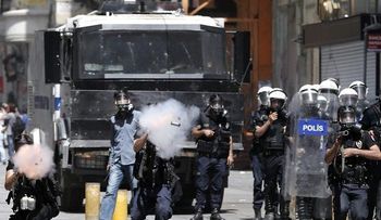 Casi un millar de detenidos y 79 heridos en las protestas en Turquía