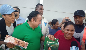 Víctor Pavón entrega kits para preparar habichuelas con dulce