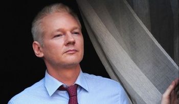 Piden revocar orden de arresto contra Assange