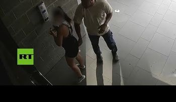 La manosea varias veces porque tiene "el mejor trasero" (VIDEO)