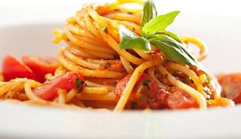 Espagueti cremoso con salsa de pimientos y cebolla