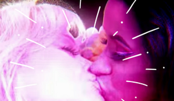 El ardiente beso de Cardi B y Rita Oran del que todos hablan