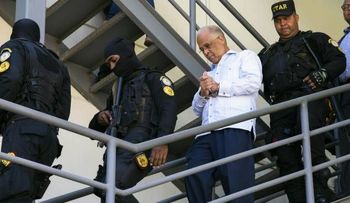 Manuel Rivas presenta una certificación para probar que tiene cáncer 