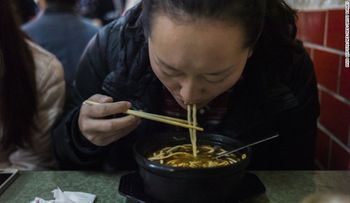 Cierran varios restaurantes en China por servir alimentos con polvo de amapola adictivo