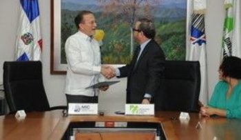 Industria y Comercio e Impuestos Internos firman convenio para capacitar PYMES