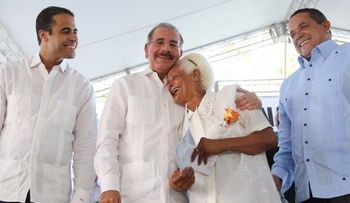 Presidente Medina abre crédito a 510 familias en Peravia; entrega títulos definitivos