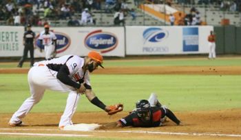 Leones vencen a Toros y empatan en el segundo lugar