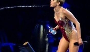 Caerse está de moda; ahora le pasó a Miley Cyrus
