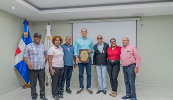 Asociación reconoce a Adolfo Pérez De León por su respaldo a pacientes renales