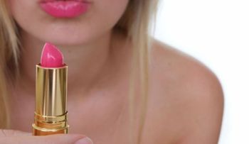 El maquillaje para labios se vuelve brillante y neón