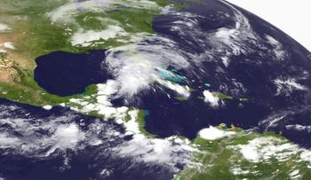 La tormenta "Andrea" se fortalece mientras avanza hacia la costa de Florida