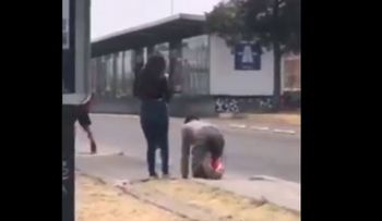 Polémica mundial: Chica obliga a su novio infiel a gatear en la calle para perdonarlo