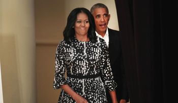 Lejos de la Casa Blanca: el nuevo look "cool" del matrimonio Obama