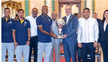 Abinader recibe campeones del Salcedo FC