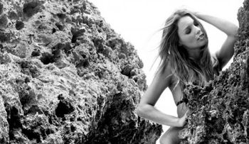 Pampita deslumbró en bikini, entre las rocas