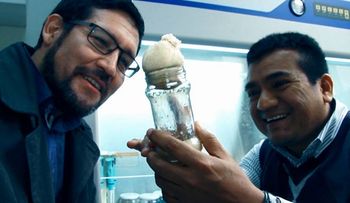 Científicos peruanos crean máquina que cura el cáncer