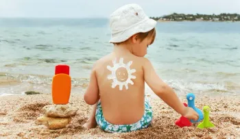 Expertos alertan de riesgos por exposición solar en piel de niños