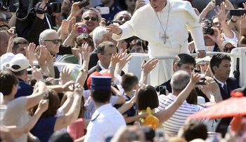El papa dice con motivo del G-8 que el dinero "debe servir y no gobernar"
