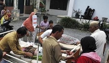 Al menos 22 muertos y más de 200 heridos tras fuerte sismo en Indonesia