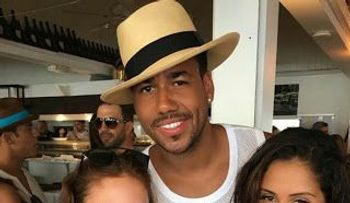 Dicen hermosa joven a la derecha con Romeo Santos es su novia y andan de vacaciones 