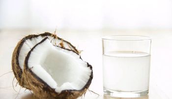 Alimentos que suben las plaquetas; agua de coco y jugo de guayaba