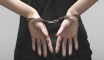Dominicana Alexandra Silverio, acude ebria a precinto policial y es apresada    