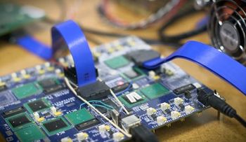 Video: Científicos crean microchips que imitan el cerebro humano 
