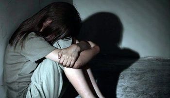 Condenan a 20 años a un hombre que violó tres veces a su nieta mientras veía pornografía