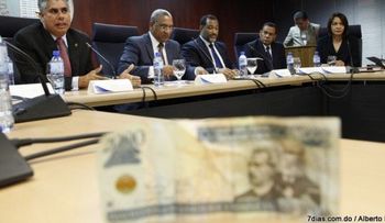Piden dueños de negocios reciban billetes de RD$2,000