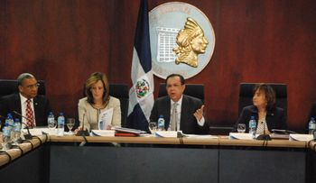 Gobernador Valdez Albizu informa economía dominicana creció 7.5% en julio