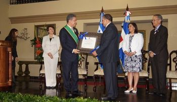 Gobierno de Honduras condecora al expresidente Fernández