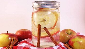 El agua de canela caliente con manzana para bajar de peso