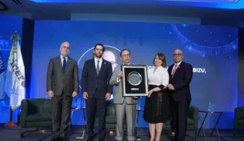 Foro Económico El Dinero reconoce al Gobernador BCRD, Valdez Albizu