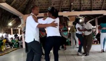LA MUÃ?ECA por Eladio Romero, bailan merengue David & Yacira en la Playita de Nigua, Rep. Dom.
