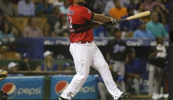 Jonrón de Ronny Paulino deja en el terreno al Licey en la 9na; Aguilas sigue volando alto