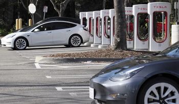 Elon Musk: Tesla lanzaría en septiembre nuevo modelo avanzado del FSD