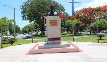 Roban tarjas en bronce en Plaza en homenaje al vietnamita Ho Chi Minh