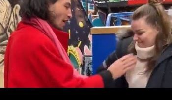 Aactor Ezra Miller ahorcando a una fanática; filtran video