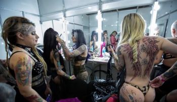 Feria del tatuaje en Brasil abre con un concurso de belleza y nuevas tendencias