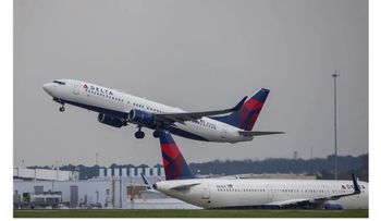 Demandan a Delta y United por vender como ventana asientos contra la pared